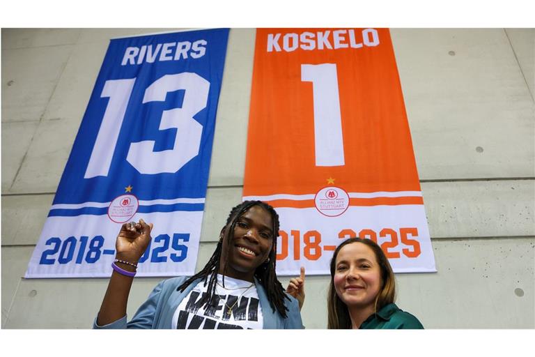 Sehr stolz: Krystal Rivers (li.) und Roosa Koskelo vor ihren Trikots in der Scharrena