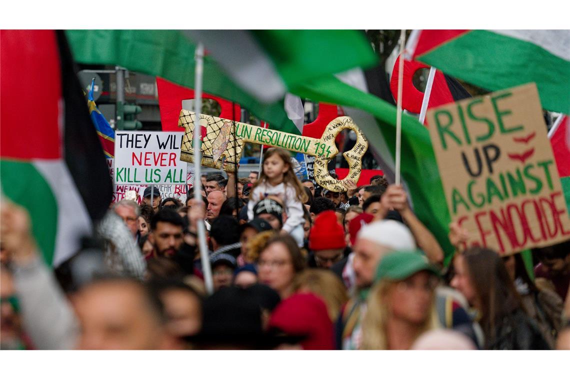 Sehr viele Transparente erhoben den Vorwurf des "Völkermords", den Israel strikt zurückweist.