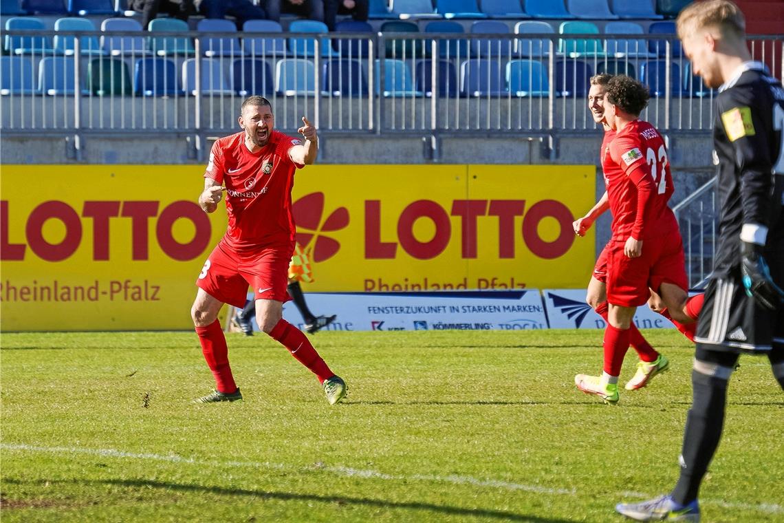 Seht her, so wird es gemacht. Aspachs Angreifer Sascha Mölders (links) zeigte mit drei Toren, welche Qualitäten er noch hat. Foto: Imago