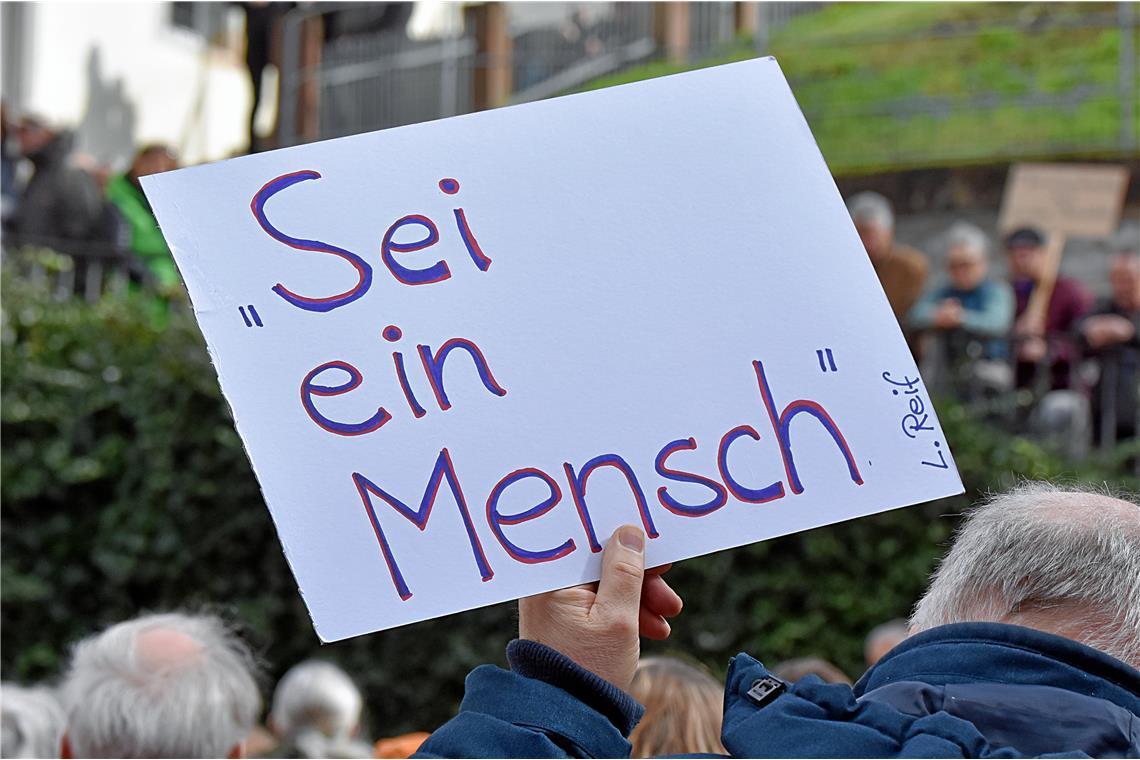 SEI EIN MENSCH  steht auf dem Schild. Demonstration und Kundgebung gegen Rechtse...