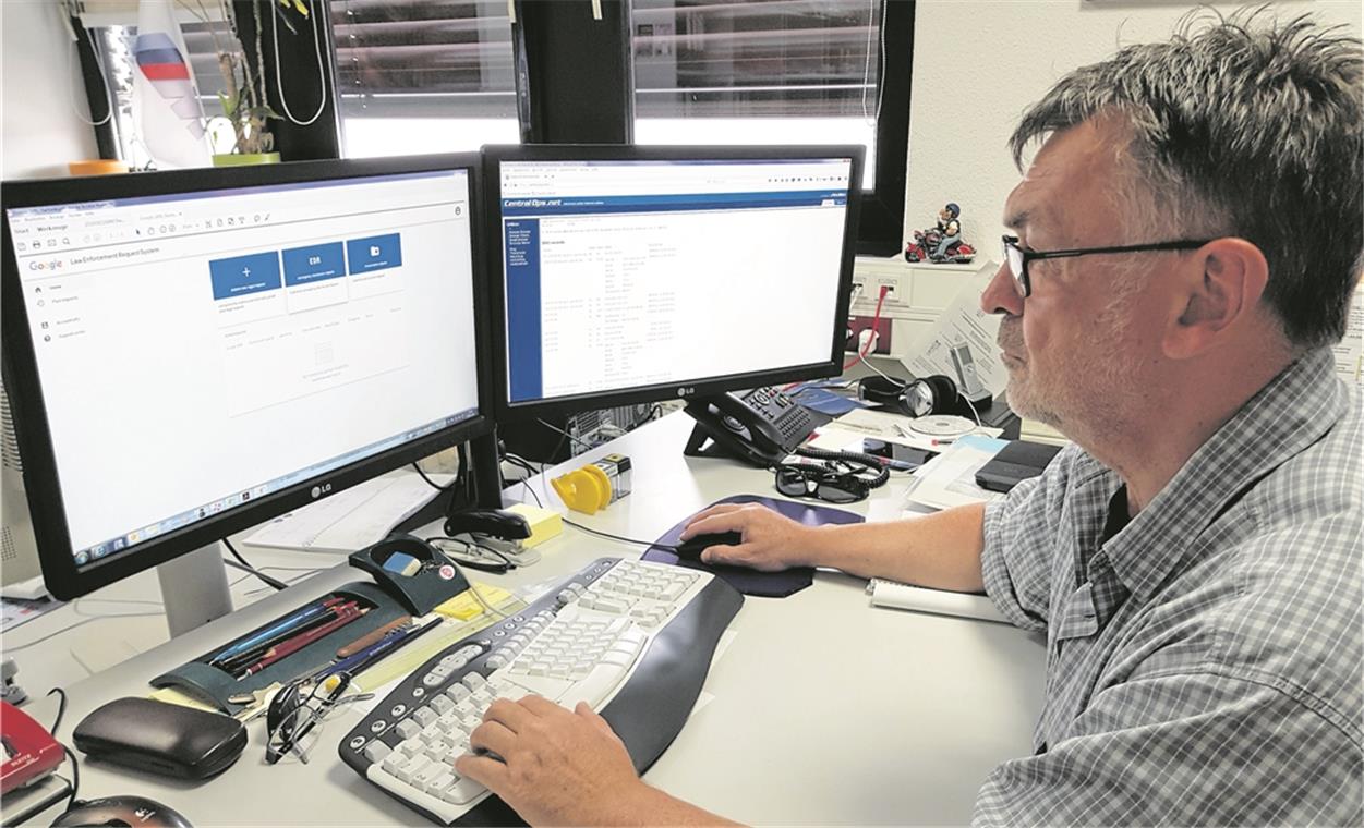 Der „Keiler“ macht die Telefonanrufe Sein Arbeitsplatz bei der Kriminalinspektion 3: Kriminalhauptkommissar Jürgen Helmholz vor seinem Computer, an dem seine Hauptrecherchen und Ermittlungen ablaufen. Foto: Y. Weirauch