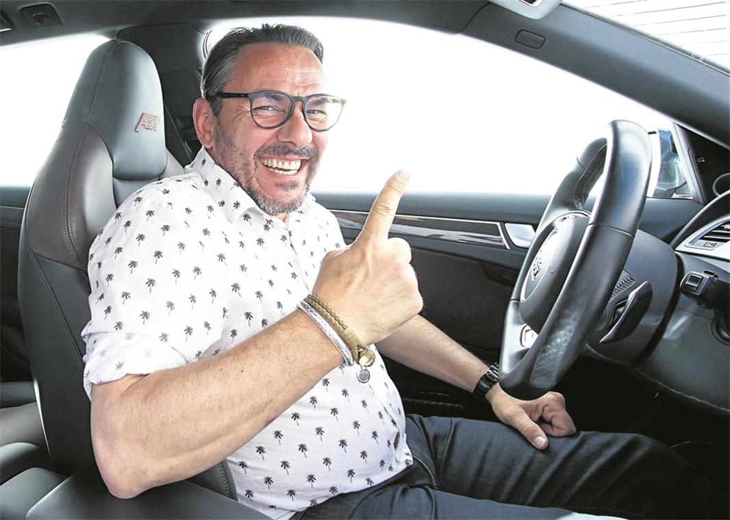 Sein Auto ist sein Studio: Jede Woche nimmt Oliver Gimber hier zweimal den „Witz vom Olli“ auf und bringt seine Fans zum Lachen. Foto: S. Tag