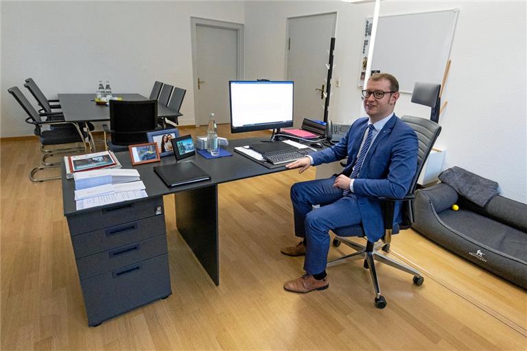 Sein Büro im Backnanger Rathaus hat der OB neu eingerichtet, neben dem Schreibtisch steht nun auch ein Hundekörbchen. Nur die Wände sind noch etwas kahl.