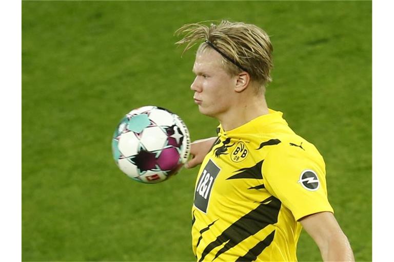 Sein Einsatz beim BVB-Gastspiel bei Hertha BSC ist offen: Torjäger Erling Haaland. Foto: Leon Kuegeler/Reuters-Pool/dpa