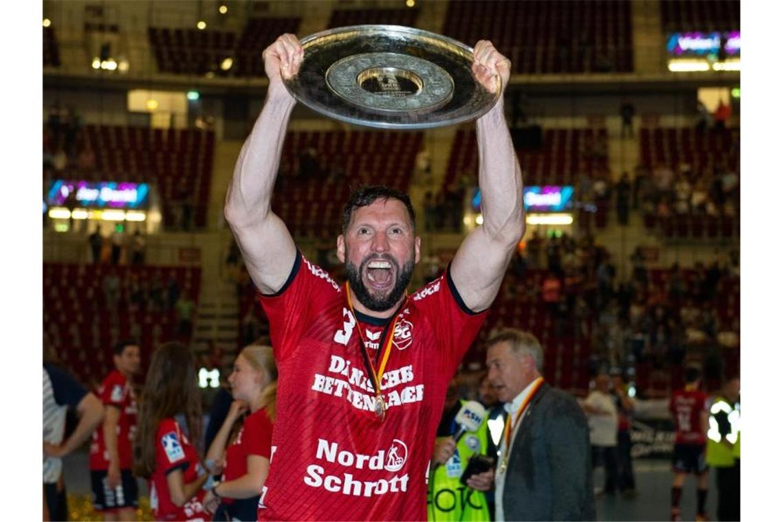 Herzschlagfinale: Flensburg jubelt, Gummersbach weint Sein Ende bei Flensburg hätte sich Tobias Karlsson nicht besser ausmalen können. Foto: Guido Kirchner