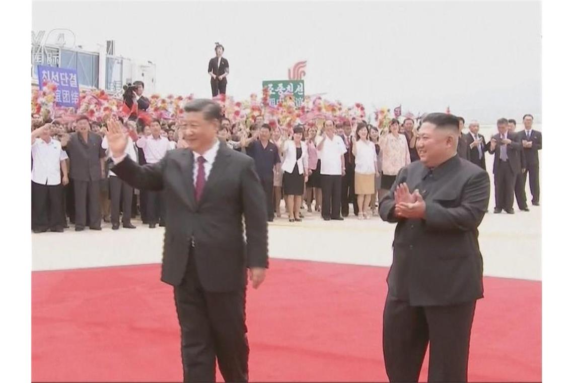 China ruft Nordkorea und USA zu neuen Atom-Gesprächen auf Sein erster Besuch in Nordkorea: Der chinesische Präsident Xi Jinping (l.) und Kim Jong Un auf dem Flughafen von Pjöngjang. Foto: CCTV/YNA