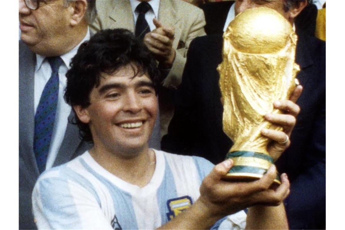 Argentinien und die Fußball-Welt trauern um Diego Maradona Sein größter Moment: Maradona wird 1986 mit Argentinien in Mexiko Weltmeister. Foto: dpa
