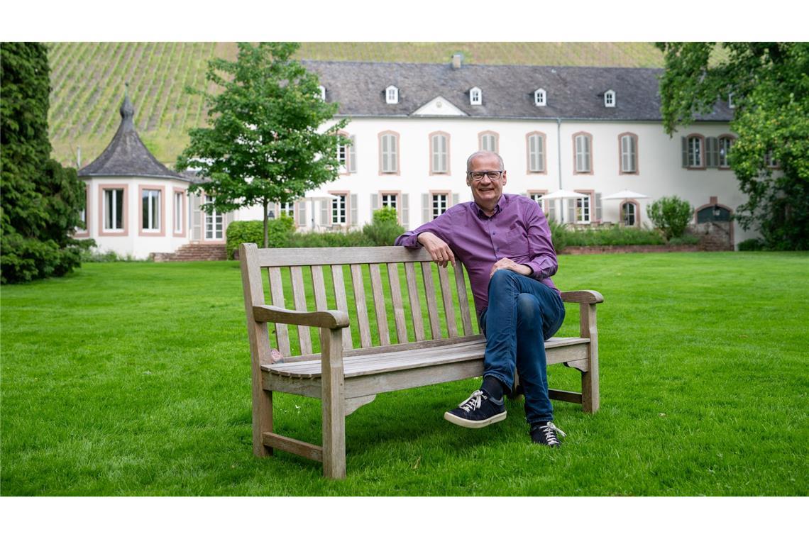Sein Leben als Weingutsbesitzer und TV-Moderator macht ihm Spaß.