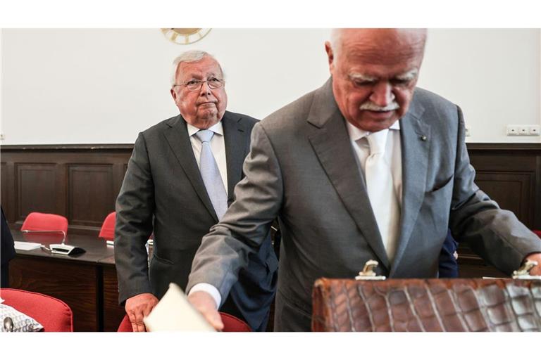 Sein letzter Auftritt im Gerichtssaal: Christian Olearius (links) im Bonner Landgericht im Juni 2024. Im Vordergrund sein Verteidiger, der frühere CSU-Bundestagsabgeordnete Peter Gauweiler.