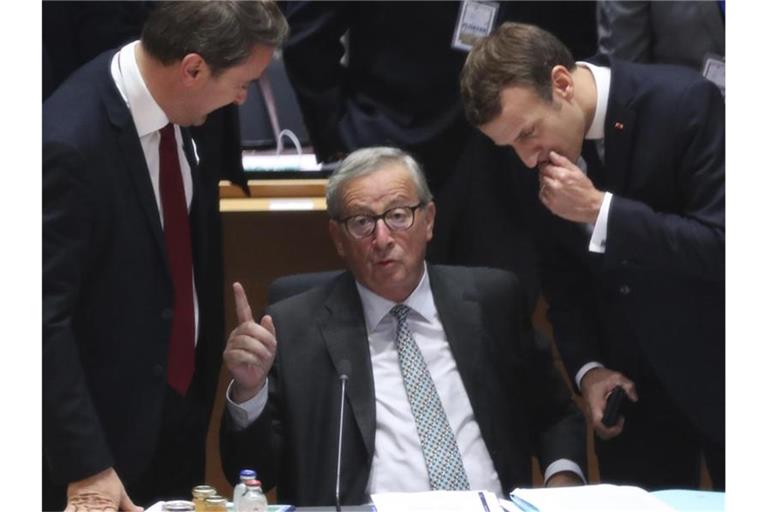 Sein letzter EU-Gipfel: Jean-Claude Juncker (M.), Präsident der Europäischen Kommission, spricht mit dem luxemburgischen Premier Xavier Bettel (l.) und Frankreichs Präsident Emmanuel Macron. Foto: Aris Oikonomou/AFP Pool/AP/dpa