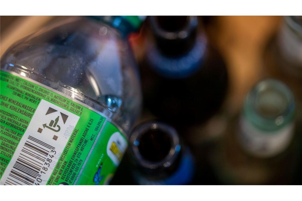 Obdachloser spendet Pfandflaschen-Geld für Mütter in Not