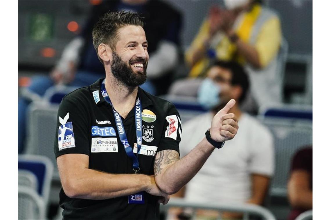 SC Magdeburg geht als Favorit ins Topduell gegen Flensburg Sein Team präsentiert sich in Topform: Magdeburgs Trainer Bennet Wiegert. Foto: Uwe Anspach/dpa/Archivbild