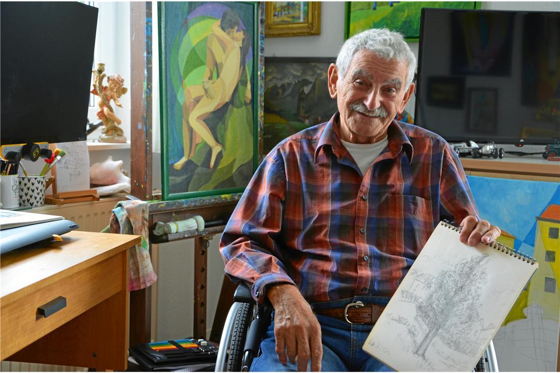 Peter Fritz stellt seine Werke in Allmersbach aus Sein Zimmer ist gleichzeitig sein Atelier: Inzwischen kann Peter Fritz durch viel Übung wieder erste Skizzen machen. Foto: Hannah Kaltarar