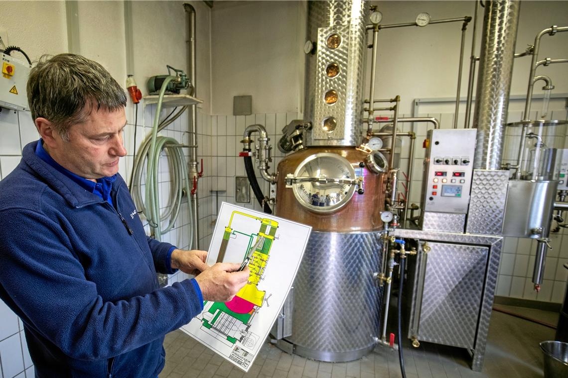 Innovationen aus dem Brennkessel Seine Brennerei kennt Jürgen Friz im Detail, vom Heizraum unten bis zum Katalysator. Fotos: A: Becher
