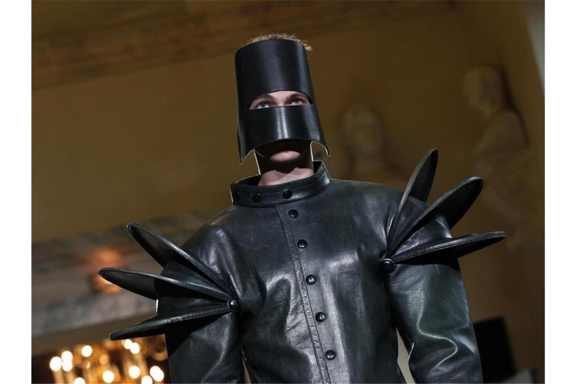 Modeschöpfer Pierre Cardin gestorben Seine Fantasie kannte keine Grenzen - eine Kreation von Pierre Cardin. Foto: Christophe Ena/AP/dpa