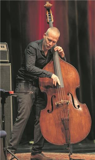 Seine Finger fliegen übers Griffbrett wie flinke Spinnenbeinchen: Avishai Cohen. Foto: A. Becher