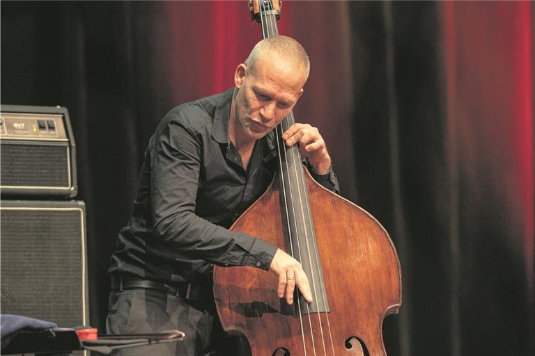 Seine Finger fliegen übers Griffbrett wie flinke Spinnenbeinchen: Avishai Cohen. Foto: A. Becher