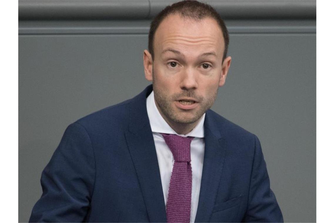 Maskenaffäre: Deutliche Rechtsverschärfung gefordert Seine Firma soll Provisionen von rund 250.000 Euro kassiert haben: Nikolas Löbel. Foto: Jörg Carstensen/dpa