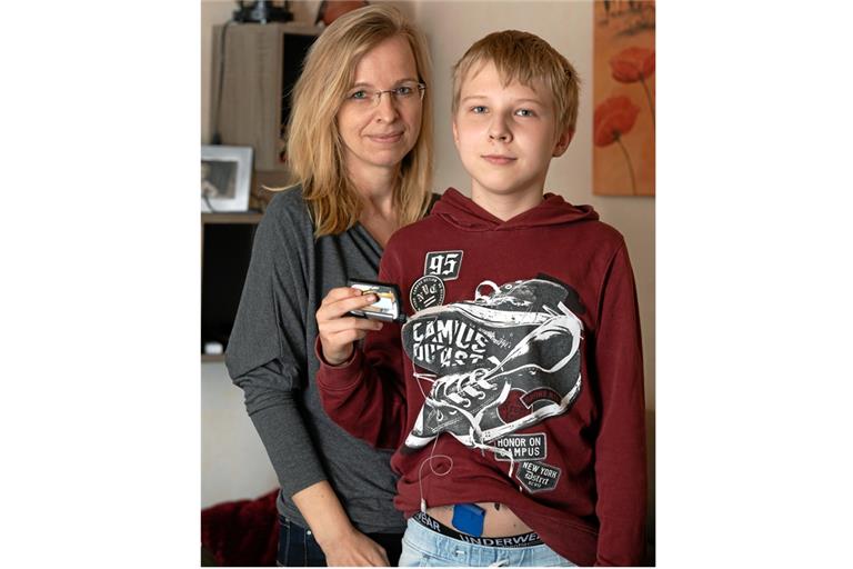 Seine Insulinpumpe trägt der zwölfjährige Kian immer bei sich. Seine Mutter Christine Buchal kennt sich mit der Krankheit ihres Sohnes inzwischen bestens aus. Foto: A. Becher