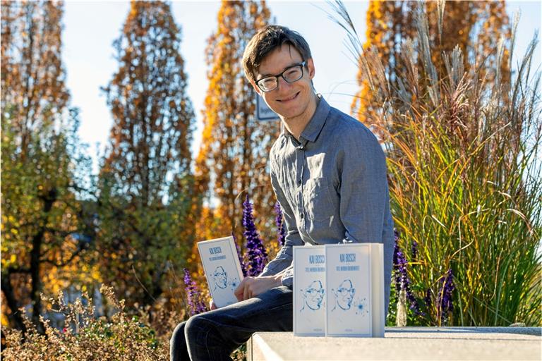 Seine Passion ist Poetry-Slam und das Schreiben: Kai Bosch präsentiert sein drittes Buch. Zurzeit studiert er an der Uni Hohenheim.  Foto: A. Becher