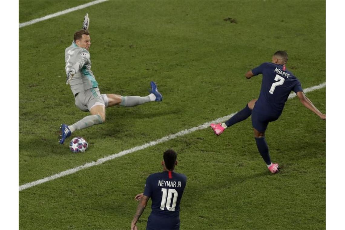 Seine Reflexe machten die Torchancen der Pariser zunichte: Torwart Manuel Neuer in Aktion. Foto: Manu Fernandez/Pool AP/dpa