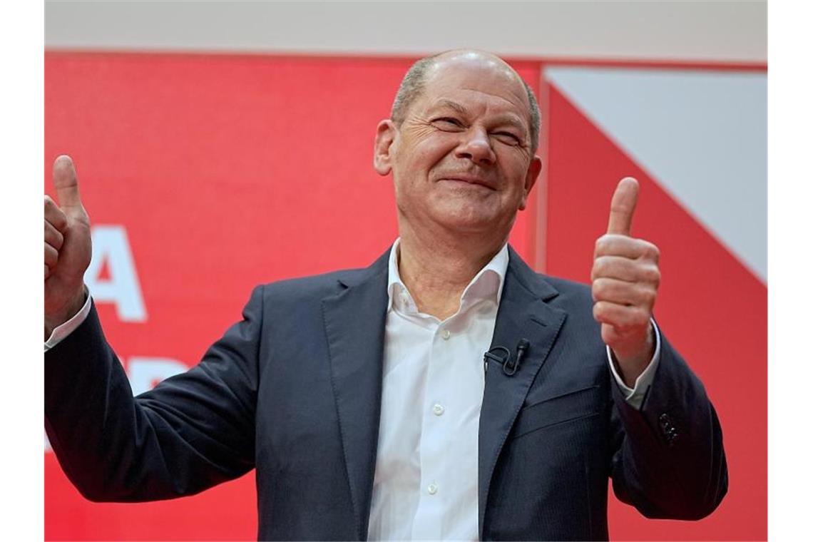 Seine SPD hat der Ampel-Koalition zugestimmt: der wohl künftige Kanzler Olaf Scholz darf sich freuen. Foto: Michael Kappeler/dpa