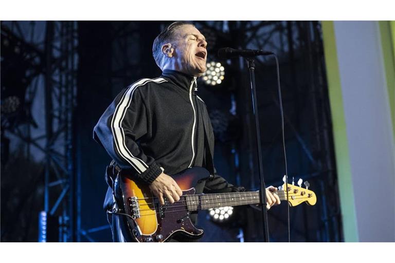 Seinen Bass spielt er ziemlich heavy: Bryan Adams bei einem Konzert in Toronto im Juni 2026.