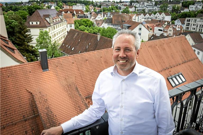 Seinen Beruf hat Markus Dohmann von der Pike auf in Backnang erlernt, angefangen hatte er als Facharbeiter im Klär- und Kanalbetrieb. Heute ist sein Büro im Stiftshof. Fotos: Alexander Becher