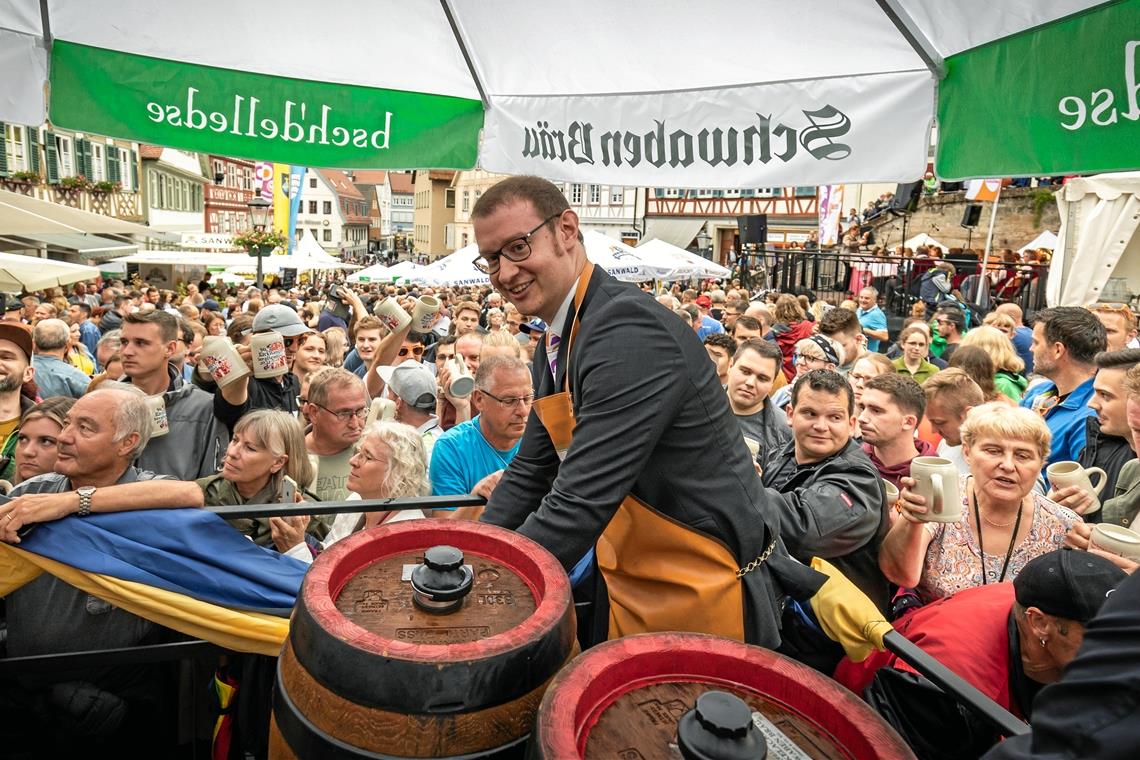 Traditionelle Straßenfest-Eröffnung mit kleinen Überraschungen Seinen ersten Fassanstich am Backnanger Straßenfest hat OB Maximilian Friedrich gut gemeistert. Fotos: Alexander Becher