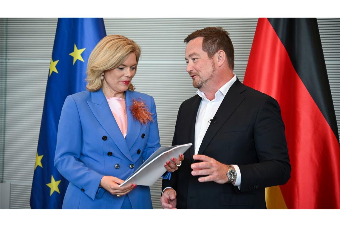 Polizeibeauftragter geht Klagen über Racial Profiling nach Seinen ersten Jahresbericht hat der Polizeibeauftragte des Bundes, Uli Grötsch, am Dienstag an Bundestagspräsidentin Julia Klöckner übergeben.