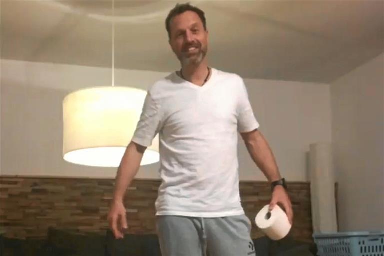 Seinen Schülern zeigt Lehrer Marcel Lindner die Klorollen-Gymnastik. Screenshot: Instagram
