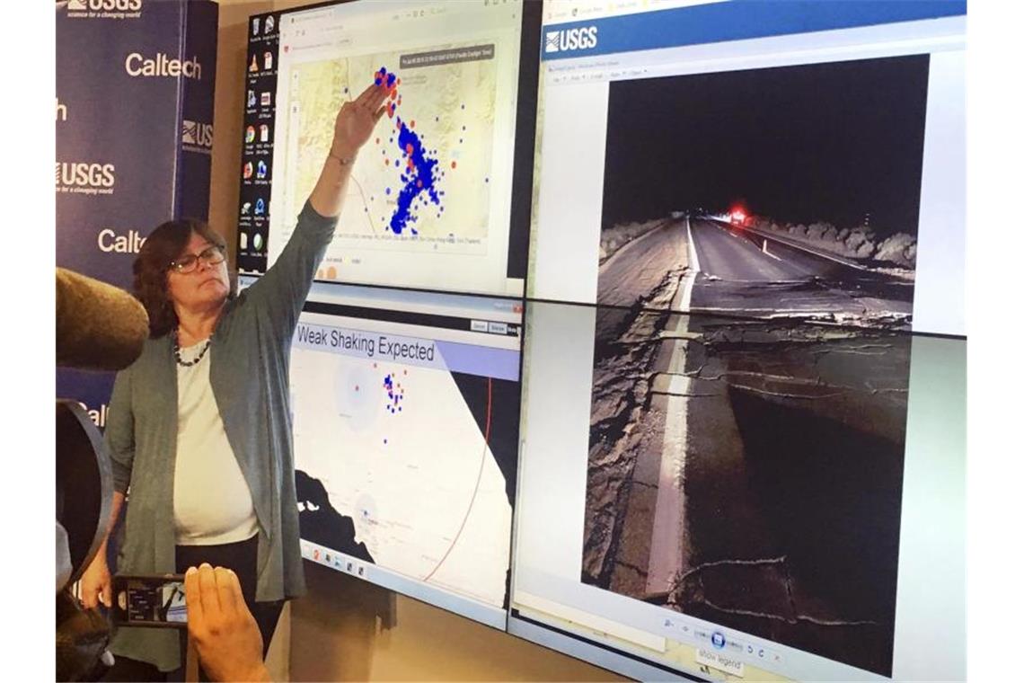 Starke Erdbeben rütteln Südkalifornien auf Seismologin Lucy Jones zeigt kurz nach dem zweiten Erdbeben ein Foto, auf dem Beschädigungen am Highwayy 178 bei Trona zu sehen sind. Foto: John Antczak/AP