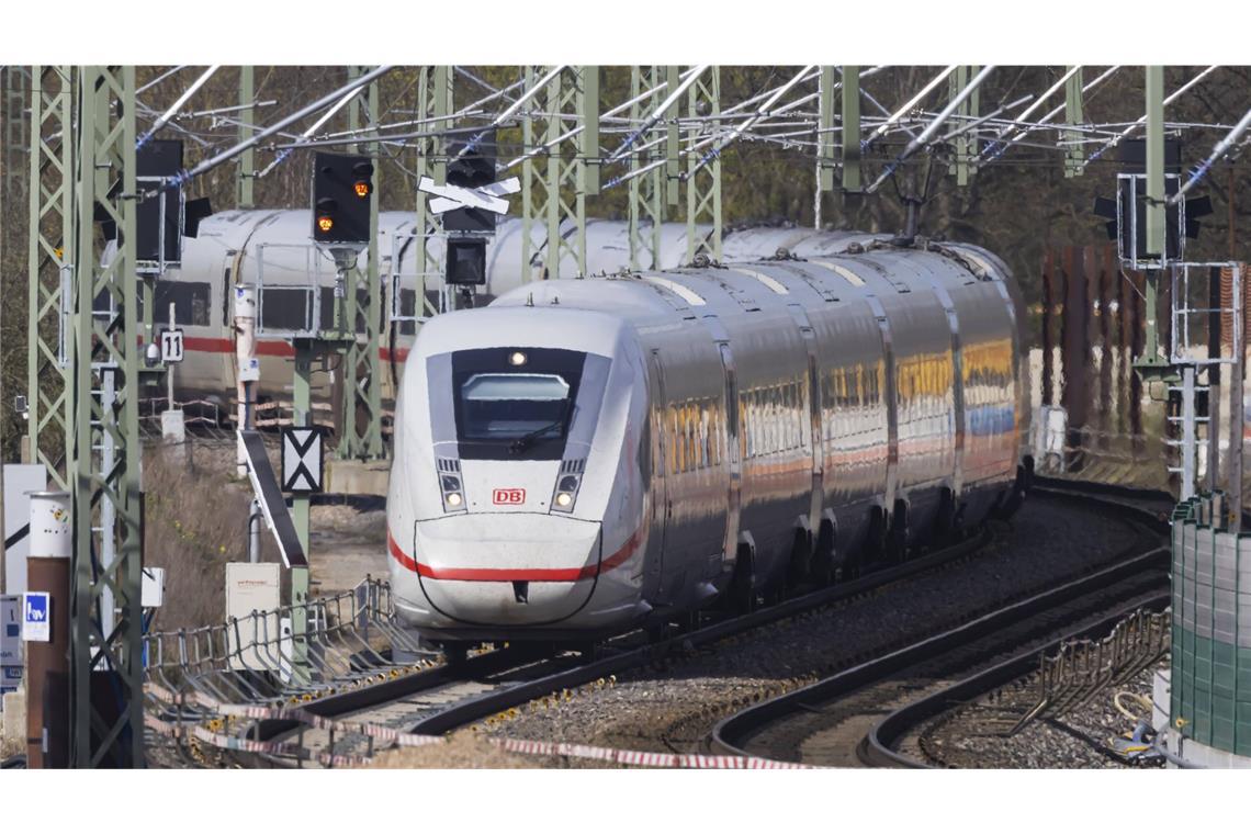 Seit 14 Uhr wurde die Strecke wieder freigegeben, es kann aber weiterhin zu Verspätungen und Fahrtausfällen kommen (Symbolbild).