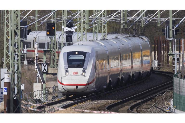 Seit 14 Uhr wurde die Strecke wieder freigegeben, es kann aber weiterhin zu Verspätungen und Fahrtausfällen kommen (Symbolbild).