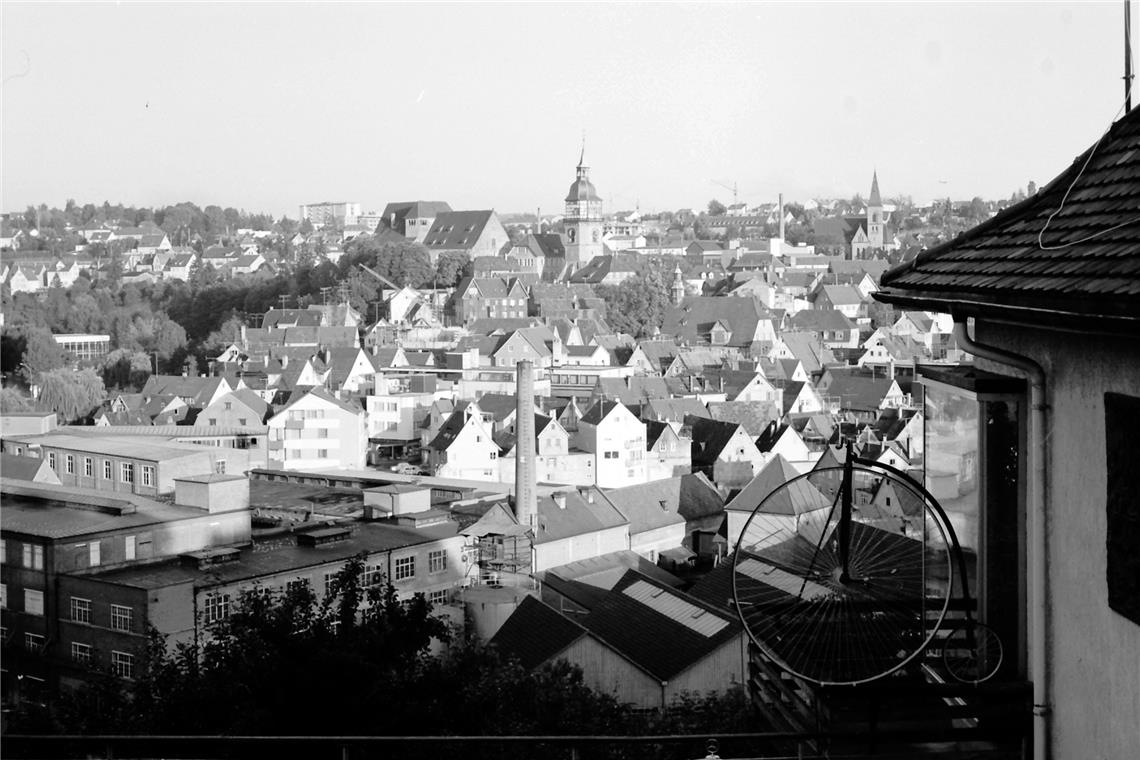 Das Hochrad auf dem Hausdach Seit 1975 ziert das Hochrad ein Wohnhaus auf dem Hagenbach in Backnang.