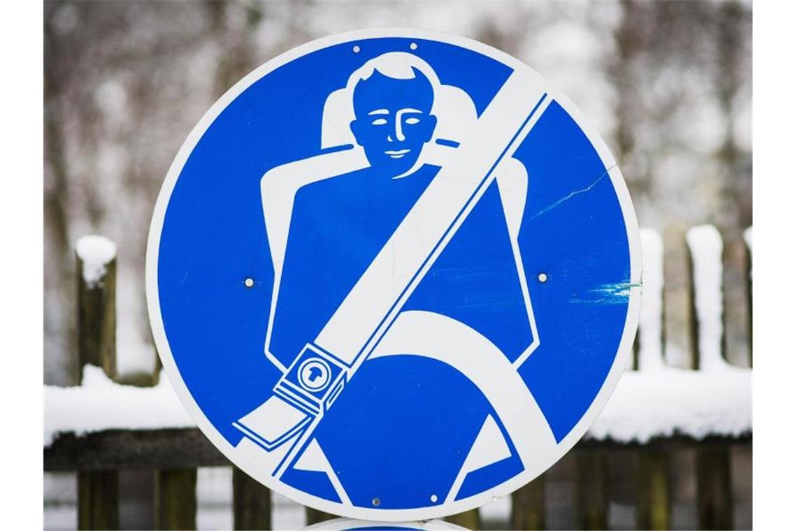 Von Gurten und Rauchern - Pflichten, Verbote und Debatten Seit 1984 ist wird das Fahren ohne Gurt mit einem Bußgeld geahndet. Foto: picture alliance / dpa
