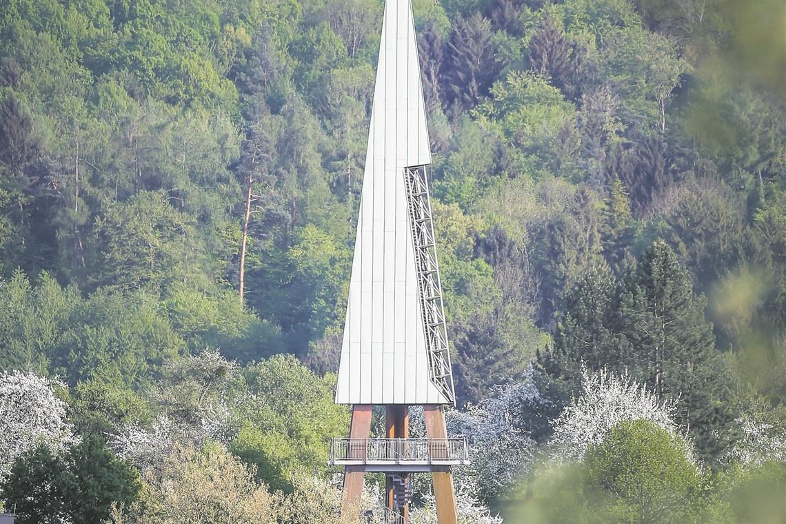 Seit 1993 fügt sich der Kirchturm ins Ortsbild, nun muss er renoviert werden. Foto: A. Becher
