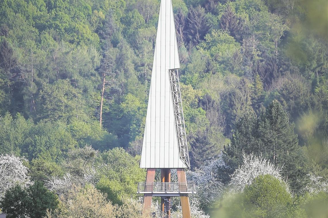 Wasser dringt
in Glockenturm Seit 1993 fügt sich der Kirchturm ins Ortsbild, nun muss er renoviert werden. Foto: A. Becher