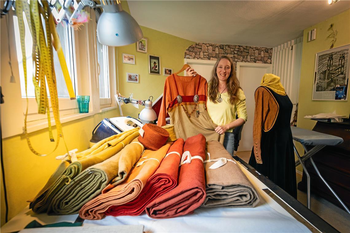 Seit 20 Jahren näht Astrid Grewe mittelalterliche Kleidung. Dafür färbt sie ihre Stoffe mit Naturfarben selbst ein. Fotos: Alexander Becher