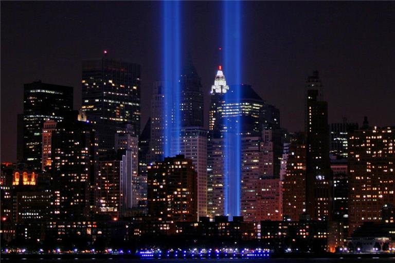 Seit 2003 wird zum Jahrestag des Terroranschlags mit einer Lichtinstallation am ehemaligen Standort der Twin Towers in Manhattan der Opfer gedacht. Foto: Adobe Stock/Philip Barchat