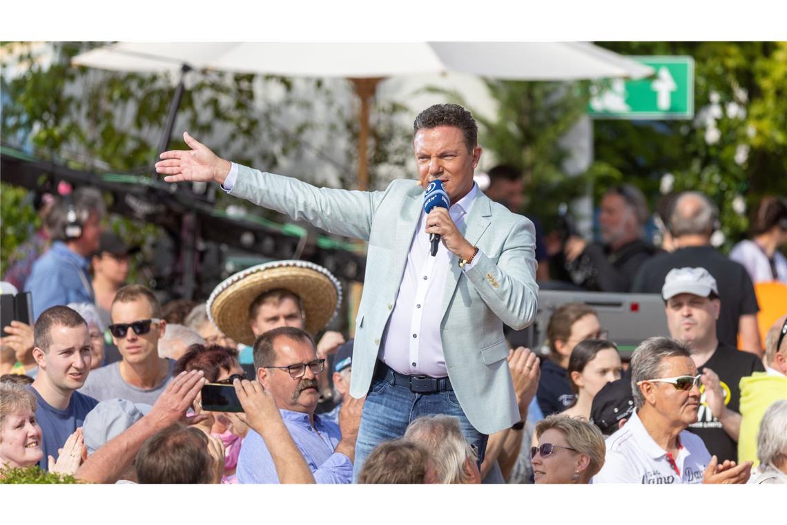 Seit 2005 moderiert der Oberbayer Mross die Sendung, die in einer Freiluft-Arena im Europa-Park nahe Freiburg produziert wird.