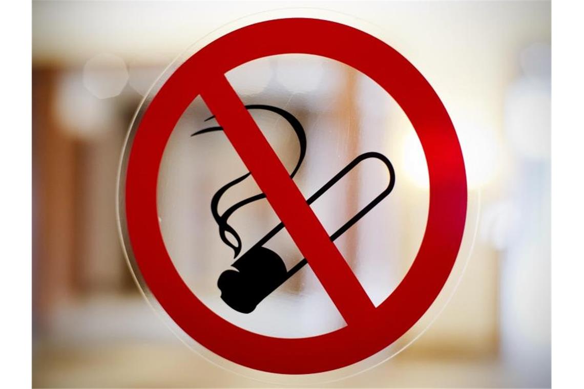 Seit 2007 ist es verboten in Bussen, Bahnen, Bundesbehörden und Gaststätten zu rauchen. Foto: Jan-Philipp Strobel/dpa