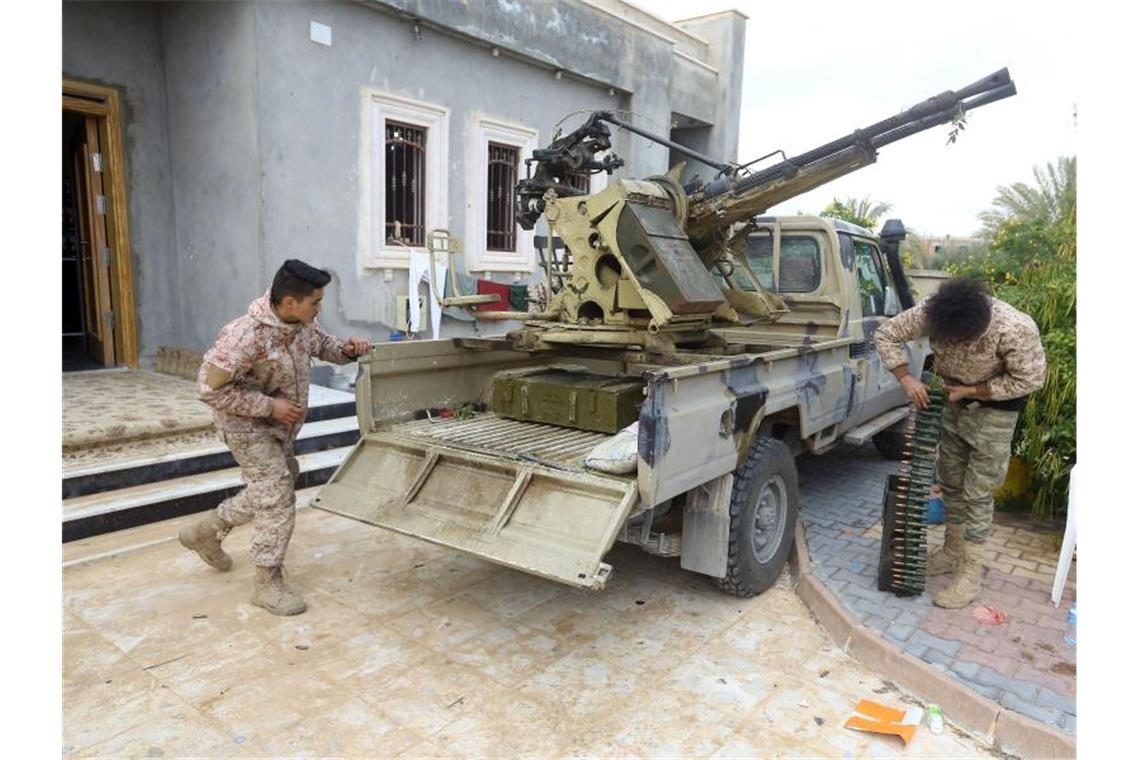 Libyen-Gipfel einigt sich auf Waffenembargo Seit 2011 und dem Sturz von Machthaber Muammar al-Gaddafi befindet sich Libyen im Bürgerkrieg. Foto: Hamza Turkia/XinHua/dpa
