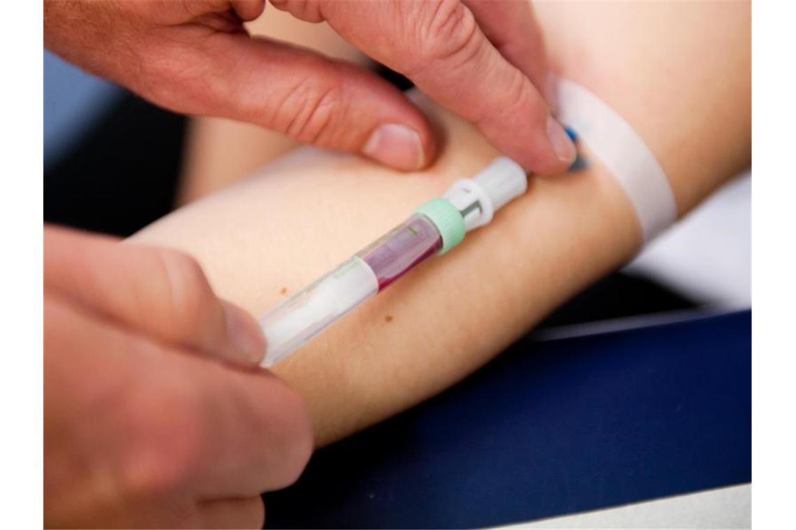 Seit 2012 werden Schwangeren Bluttests auf eigene Kosten angeboten, mit denen unter anderem untersucht wird, ob das Kind mit Down-Syndrom auf die Welt käme. Foto: Bernd Thissen