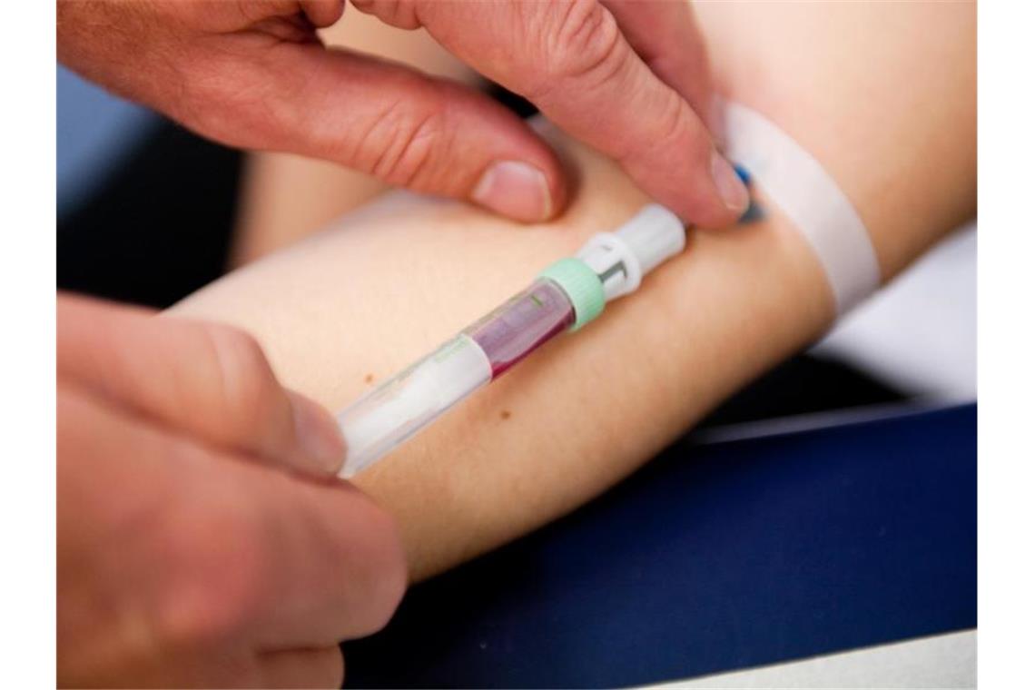 Entscheidung über Bluttests vor der Geburt auf Kassenkosten Seit 2012 werden Schwangeren Bluttests auf eigene Kosten angeboten, mit denen unter anderem untersucht wird, ob das Kind mit Down-Syndrom auf die Welt käme. Foto: Bernd Thissen