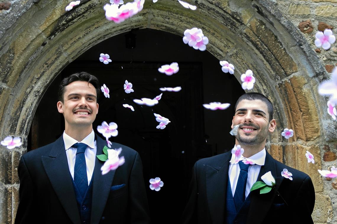 Seit 2019 erlaubt die württembergische Landeskirche die Segnung homosexueller Paare im Rahmen eines Gottesdiensts. Die Gemeinde Oppenweiler möchte dies nun anbieten. Foto: Adobe Stock/Tony Marturano