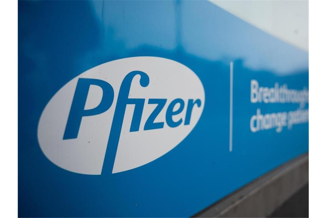 Corona-Vakzin: Pfizer hebt Ziele für 2021 an Seit 2020 arbeitet Pfizer zusammen mit dem Unternehmen Biontech an der Entwicklung eines Covid-19-Impfstoffs. Foto: Christophe Gateau/dpa