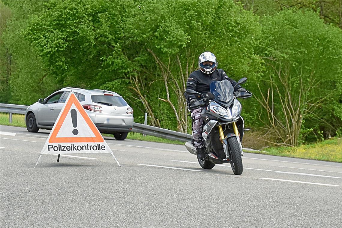 Unerwartete Festnahme bei Motorradkontrolle Seit 2022 ruft das Innenministerium den Mai zum landesweiten Aktionsmonat für mehr Motorradsicherheit aus. Die Polizei überprüft sogenannte Schwerpunktstrecken. Fotos: Tobias Sellmaier