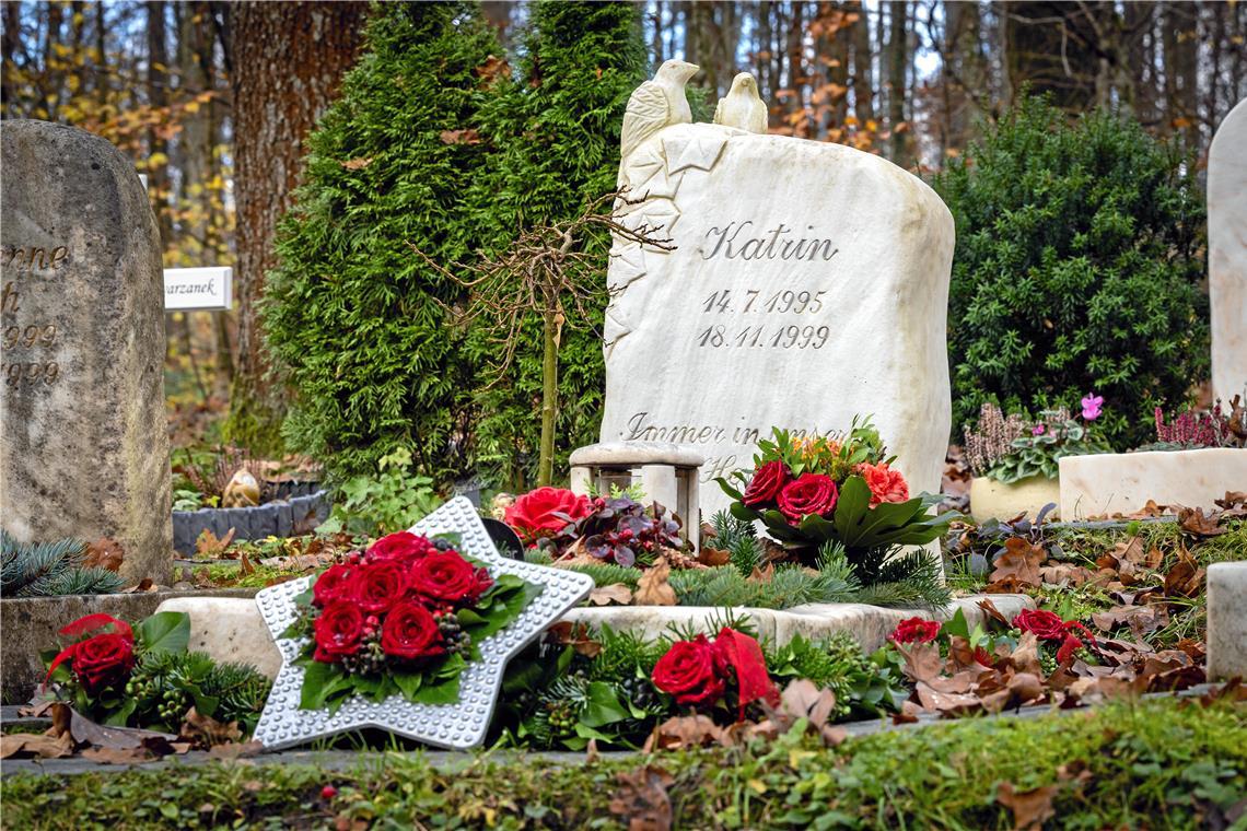 Seit 24 Jahren kümmert sich Katrins Mutter mit Hingabe um die Gestaltung des Grabes ihrer Tochter. Obwohl der wiederholte Diebstahl sie aufwühlt, schmückt sie die Ruhestatt weiterhin. „Was willst dem Kind denn sonst bringen außer einem Sträußle?“ Foto: Alexander Becher