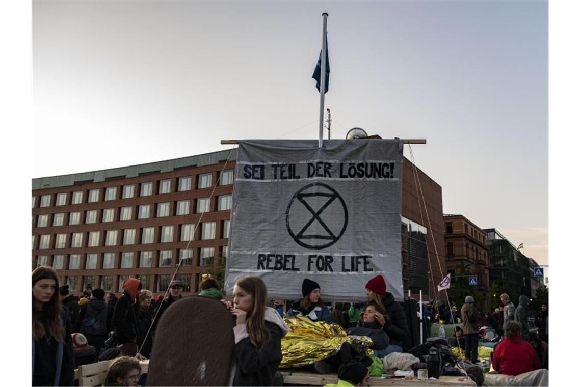 Seit Anfang der Woche finden in Berlin verschiedene Aktionen der Gruppe Extinction Rebellion statt. Foto: Paul Zinken/dpa